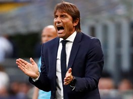 Antonio Conte, trenr fotbalist Interu Miln, bhem zpasu Ligy mistr proti...