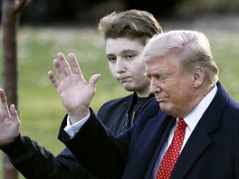 Barron Trump a jeho otec Donald Trump (Washington, 26. listopadu 2019)