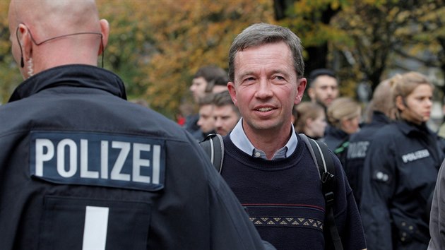 Ekonom a jeden ze zakladatel AfD Bernd Lucke na univerzit v Hamburku. Kvli protestm levicovch aktivist steily jeho pednku stovky policist. (16. jna 2019)