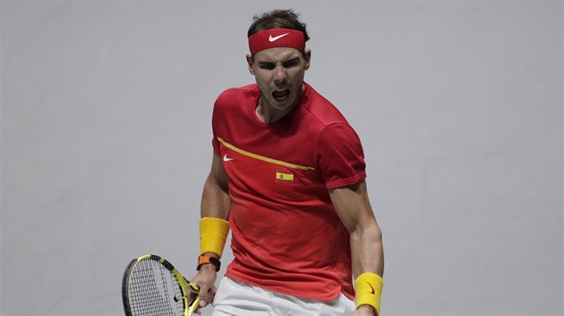 Rafael Nadal se raduje v souboji s Danielem Evansem.