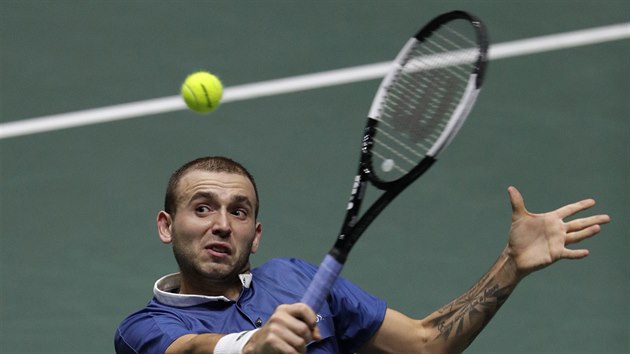 Daniel Evans v utkn proti Rafaelu Nadalovi v semifinle Davis Cupu.