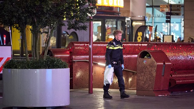Pi toku noem na nkupnm bulvru v nizozemskm Haagu bylo zranno nkolik lid, informovala bez dalch podrobnost nizozemsk policie. (29. listopadu 2019)