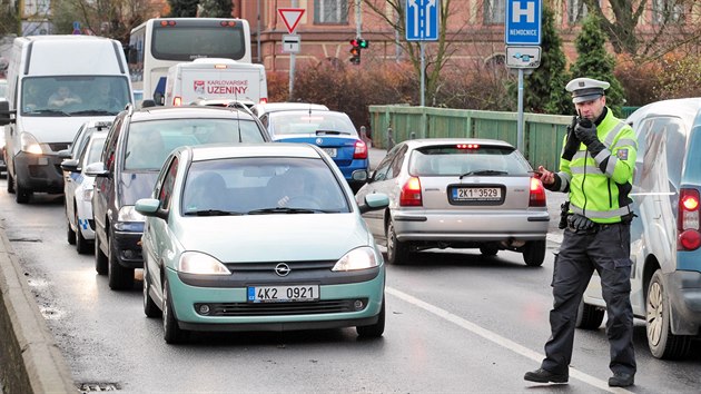 Dopravu na Chebskm most v Karlovch Varech d kyvadlov policist. (28. listopadu 2019)