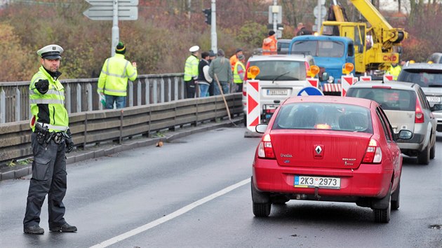 Dopravu na Chebskm most v Karlovch Varech d kyvadlov policist. (28. listopadu 2019)