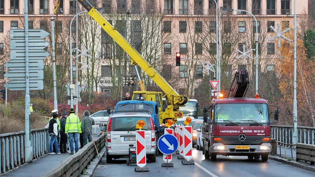 Odbornci dlaj na Chebskm most v Karlovch Varech diagnostick prce, potrvaj do soboty. (28. listopadu 2019)