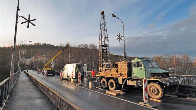 Odbornci dlaj na Chebskm most v Karlovch Varech diagnostick prce, potrvaj do soboty. (28. listopadu 2019)