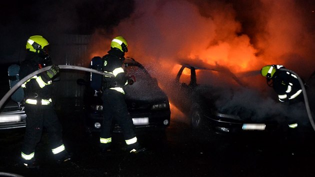 Při požáru v areálu karlovarské odtahové služby shořelo osm aut. (28. listopadu 2019)