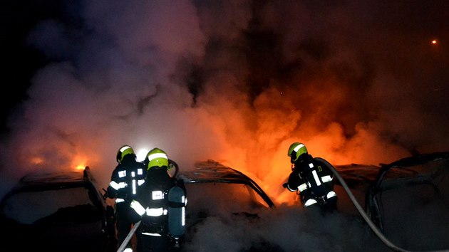 Při požáru v areálu karlovarské odtahové služby shořelo osm aut. (28. listopadu 2019)