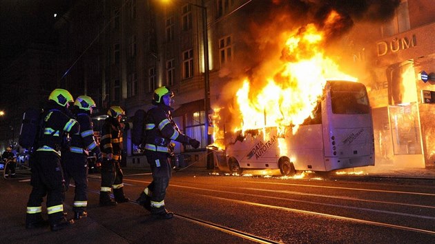 Hasii v centru Prahy zasahovali u poru autobusu. (20. listopadu)