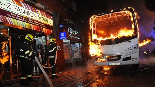 Hasii v centru Prahy zasahovali u poru autobusu. (20. listopadu)