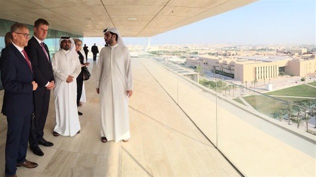 Ministr zahrani Tom Petek (druh zleva) na nvtv Kataru. (jen 2019)