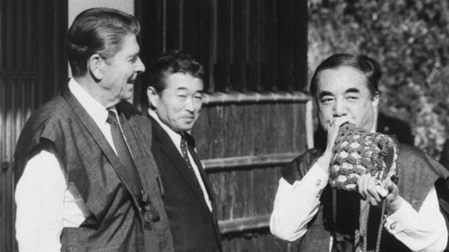 Japonsk premir Jasuhiro Nakasone (vpravo) na snmku s americkm prezidentem Ronaldem Reaganem, s nm ho pojilo ptelstv. (1983)