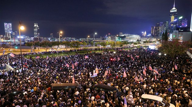 Protestujc se astn shromdn na Edinburskm nmst v Hongkongu. (28. listopadu 2019)