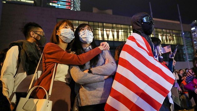 Protestujc se astn shromdn na Edinburskm nmst v Hongkongu. (28. listopadu 2019)