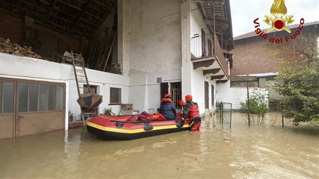Zchrani museli na severu Itlie evakuovat lidi ze zaplavench dom na lunech. (24. listopadu 2019)