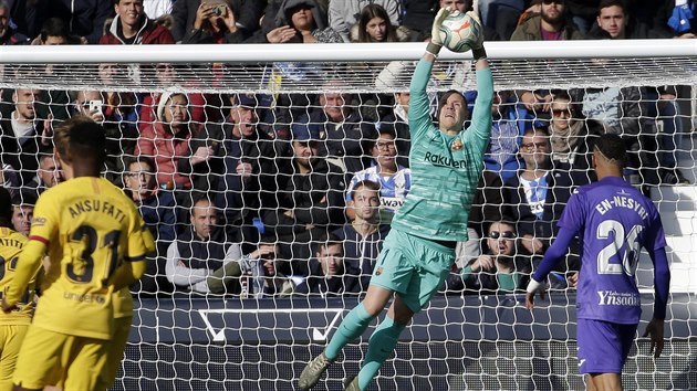 Barcelonsk brank Marc-Andr ter Stegen (uprosted) zasahuje v utkn s Legans.