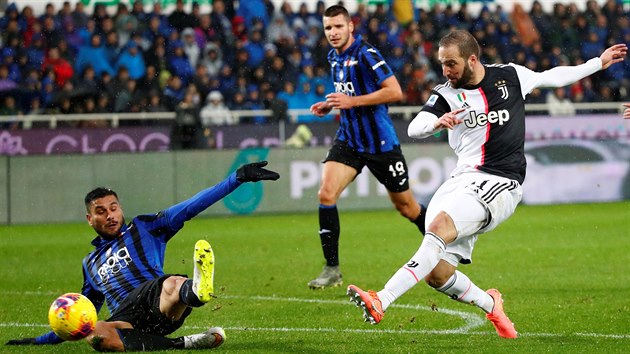 Gonzalo Higuan z Juventusu (vpravo) stl na branku Atalanty.