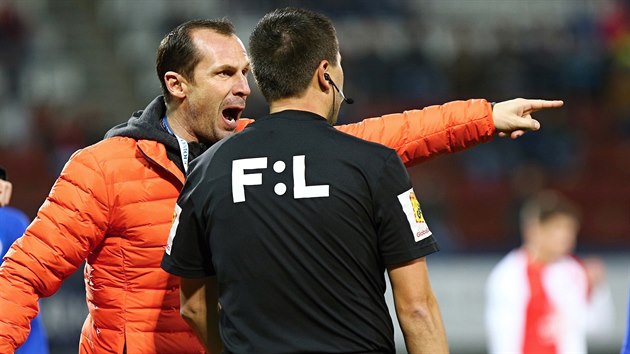 Olomoucký trenér Radoslav Látal se zlobí na asistenta rozhodčího v utkání se Slavií.