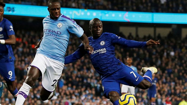 N'Golo Kant z Chelsea (vpravo) stl gl v duelu s Manchesterem City.