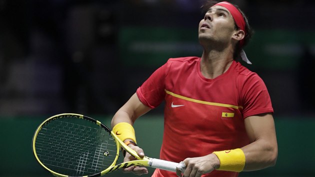 panlsk tenista Rafael Nadal sleduje m v semifinle Davis Cupu v Madridu.