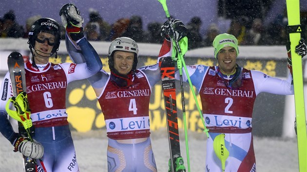 Slalom v Levi si podmanil Nor Henrik Kristoffersen (uprosted), druh skonil Clement Nol z Francie (vlevo), tet msto obsadil vcar Daniel Yule.