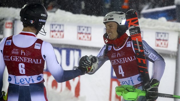 Vtz slalomu v Levi Henrik Kristoffersen z Norska (vpravo) a stbrn Clement Nol z Francie si navzjem gratuluj.