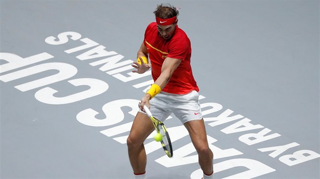 Rafael Nadal ze panlska hraje forhend ve finle Davis Cupu v Madridu.