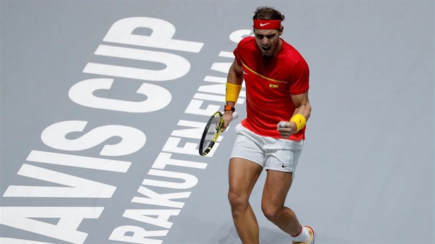 Rafael Nadal ze panlska se povzbuzuje ve finle Davis Cupu v Madridu.