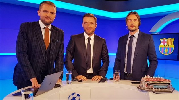 Modertor Libor Bouek (vlevo) ve studiu O2 TV Sport spolen s Vladimrem micerem a Markem Jankulovskim.