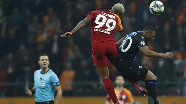 Mario Lemina z Galatasaraye Istanbul (vlevo) v hlaivkovm souboji s Loisem Opendou z Clubu Bruggy.