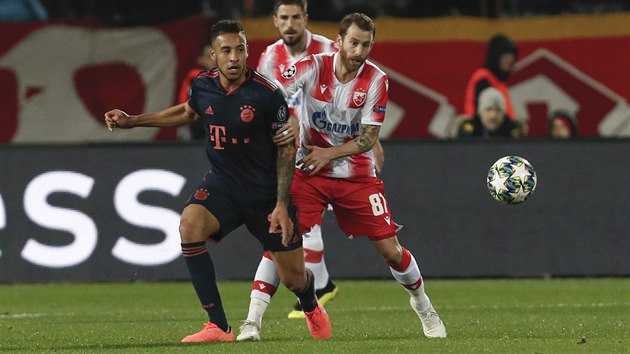 Corentin Tolisso z Bayernu Mnichov a Jos Caas z Crven zvezdy Blehrad bhem utkn Ligy mistr.