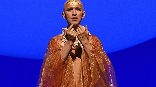 Anthony Roth Costanzo jako Achnaton v Glassov stejnojmenn opee