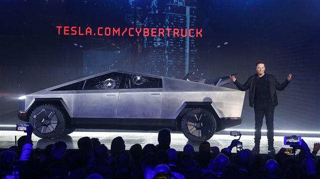 f Tesly Elon Musk pedstavuje prvn elektrick pick-up Cybertruck.