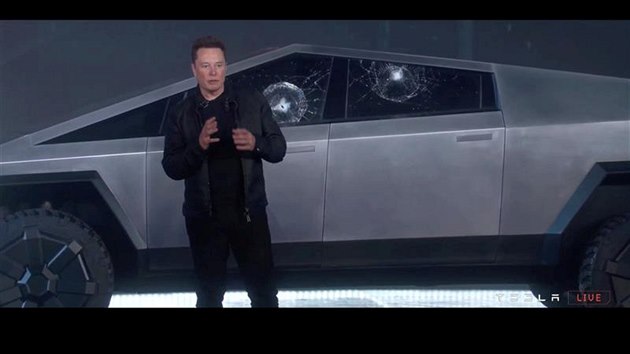 Šéf Tesly Elon Musk představuje první elektrický pick-up výrobce Cybertruck.