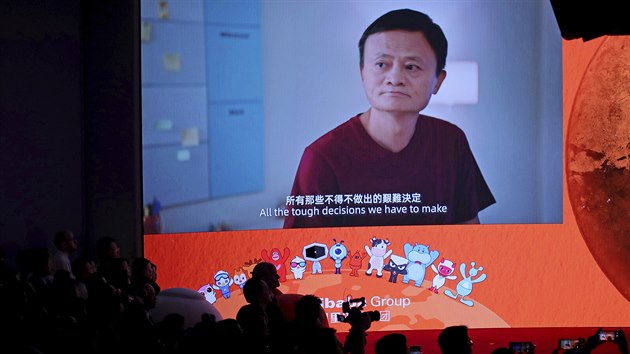 Spoluzakladatel spolenosti Alibaba Jack Ma se zastnil ceremonilu v Hongkongu pouze prostednictvm penosu na ob obrazovce. (26. listopadu 2019)  