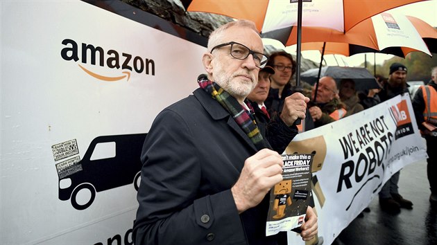 K daov politice Amazonu se Corbyn vyjaduje dlouhodob. Podle nj by firma mla sp platit dan ne se chlubit charitou. (23. listopadu 2019)