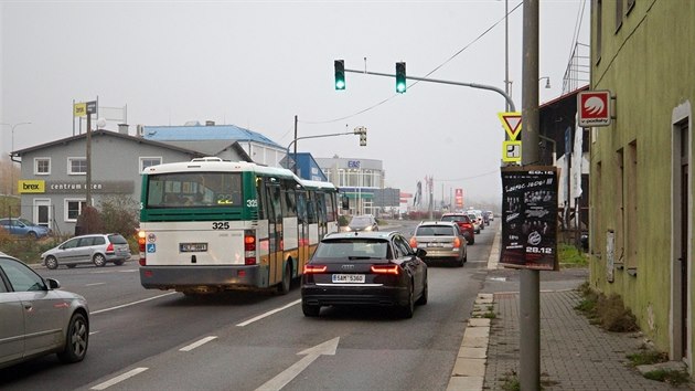 Autobus jede od ndra a i kdy m zelenou, asto neme odboit doleva na Koickou ulici kvli kolon aut z druhho smru.