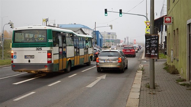 Autobus jede od ndra a i kdy m zelenou, asto neme odboit doleva na Koickou ulici kvli kolon aut z druhho smru.