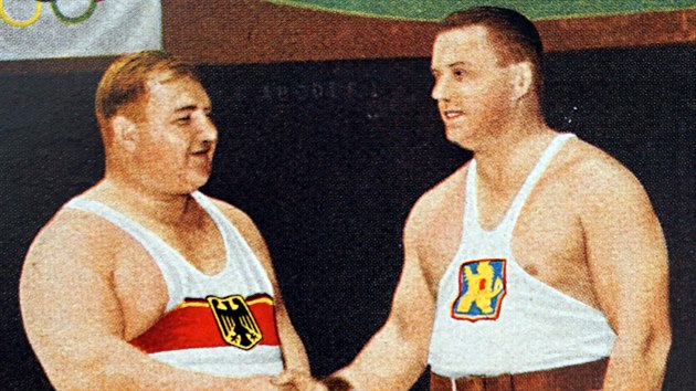 eskoslovensk vzpra Jaroslav Skobla (vpravo) se zdrav s nmeckm soupeem Josefem Strasbergerem pi olympiskch hrch v Los Angeles. (1932)