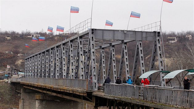 Za asti ukrajinskho prezidenta Volodymyra Zelenskho byl oteven nov most vedouc do separatisty ovldan oblasti okolo msta Luhansk v oblasti Donbasu na vchod zem. (20. listopadu 2019)