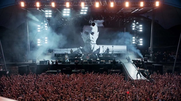 Záběr z koncertního filmu SPIRITS In The Forest kapely Depeche Mode