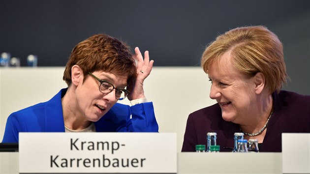 Pedsedkyn nmeckch kesanskch demokrat (CDU) Annegret Krampov-Karrenbauerov na stranickm sjezdu v Lipsku ekla, e skon ve funkci, pokud ji spolustranci nepodpo. Nakonec nerezignovala. (23. listopadu 2019)