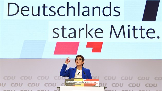 Pedsedkyn nmeckch kesanskch demokrat (CDU) Annegret Krampov-Karrenbauerov na stranickm sjezdu v Lipsku ekla, e skon ve funkci, pokud ji spolustranci nepodpo. Nakonec nerezignovala (23. listopadu 2019)