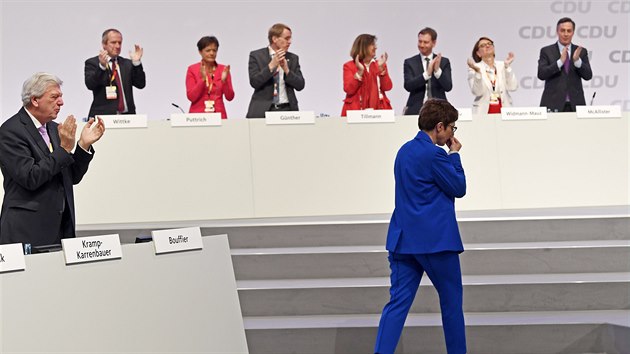 Pedsedkyn nmeckch kesanskch demokrat (CDU) Annegret Krampov-Karrenbauerov na stranickm sjezdu v Lipsku ekla, e skon ve funkci, pokud ji spolustranci nepodpo. Nakonec nerezignovala (23. listopadu 2019)