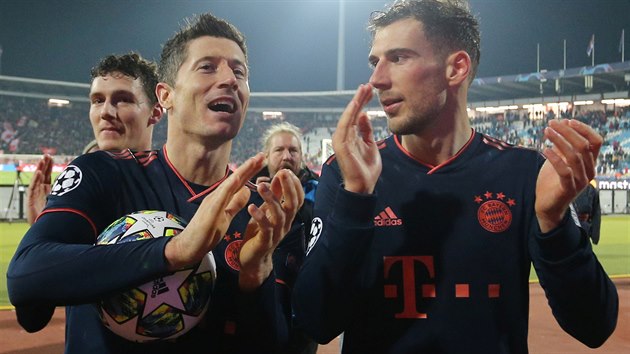 Stelec Robert Lewandowski (vlevo) a Leon Goretzka (vpravo) z Bayernu po vtzstv v Blehrad dkuj nmeckm fanoukm.