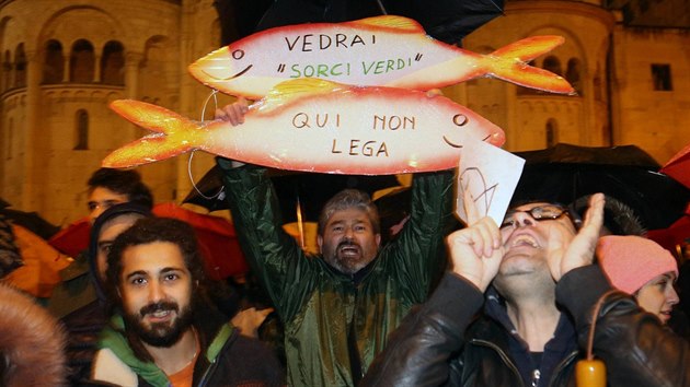 V Itlii vzniklo hnut Sardinky, kter v tichosti protestuje proti populismu ldra strany Liga Mattea Salviniho. Snmek pochz z Modeny. (18. listopadu 2019)