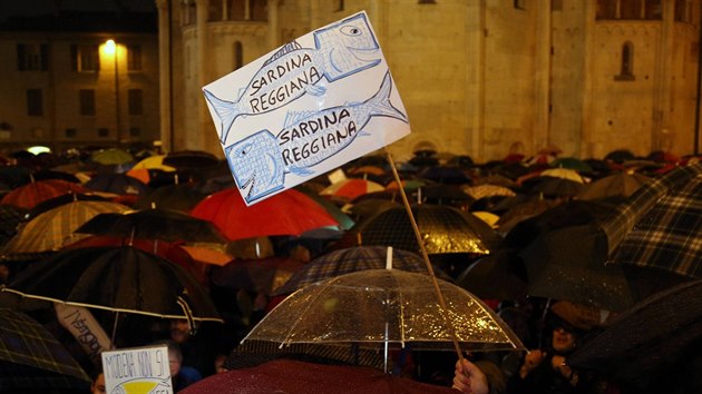 V Itlii vzniklo hnut Sardinky, kter v tichosti protestuje proti populismu ldra strany Liga Mattea Salviniho. Snmek pochz z Modeny. (18. listopadu 2019)