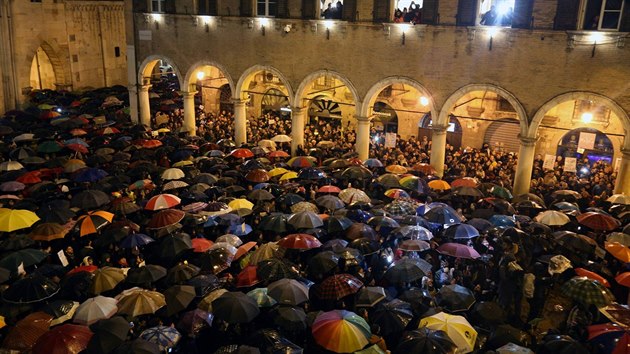 V Itlii vzniklo hnut Sardinky, kter v tichosti protestuje proti populismu ldra strany Liga Mattea Salviniho. Snmek pochz z Modeny. (18. listopadu 2019)