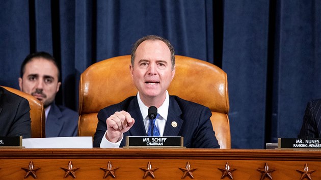 Veejn slyen k sesazen americkho prezidenta Donalda Trumpa v Kongresu. Na snmku pedseda vboru pro kontrolu tajnch slueb Adam Schiff. (20. listopadu 2019)