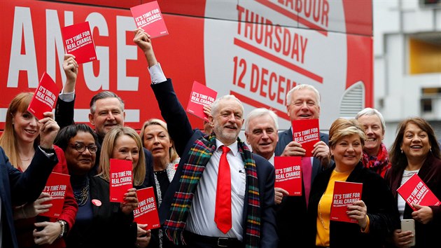 Lídr britských labouristů Jeremy Corbyn představil volební program. (21. listopadu 2019) 